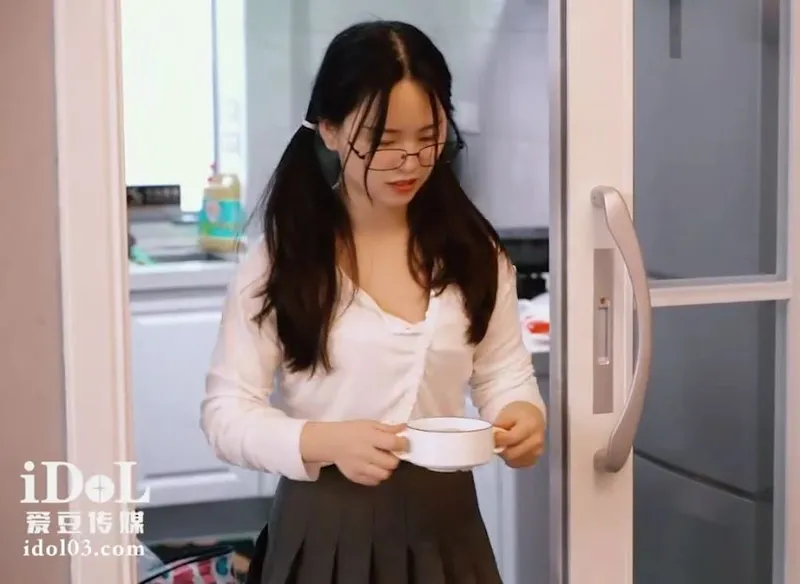 Con búp bê về quê ăn tết bị bố dượng trả bài vì càng lớn càng ngon